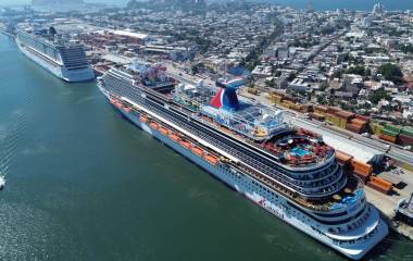 Los cruceros turísticos “Norwegian Bliss” y “Carnival Panorama” arribaron este miércoles a Mazatlán con 8 mil 601 pasajeros a bordo.