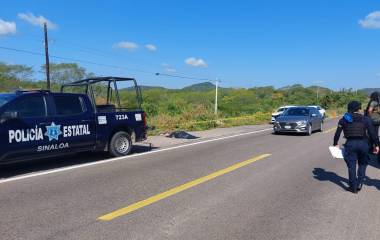 Una mujer asesinada fue localizada por la carretera federal a la altura del municipio de San Ignacio.