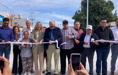 Estrella Palacios y Rubén Rocha Moya encabezan el corte de listón de la obra.