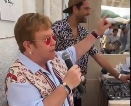 Elton John se avienta palomazo en un restaurante en Cannes