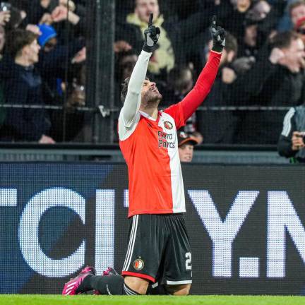 Santiago Giménez festeja su gol.