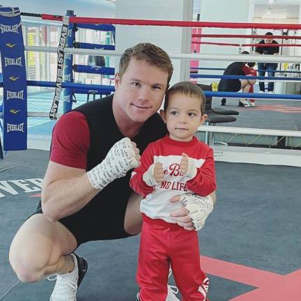 Canelo Álvarez junto a su hijo menor.