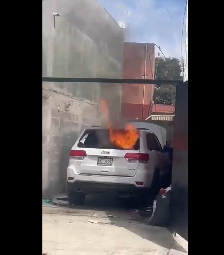 $!Habitantes de Zacualtipán, Hidalgo, queman patrulla en protesta por muerte de adulto mayor por presunto abuso policial