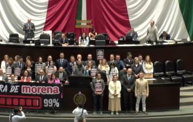 Diputados de oposición realizaron una protesta durante la discusión sobre la reforma para la extinción de siete órganos autónomos.