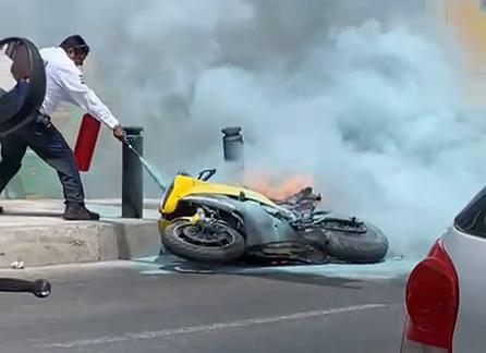 $!VIDEO | Se registran dos accidentes de motociclistas en el mismo crucero en Mazatlán