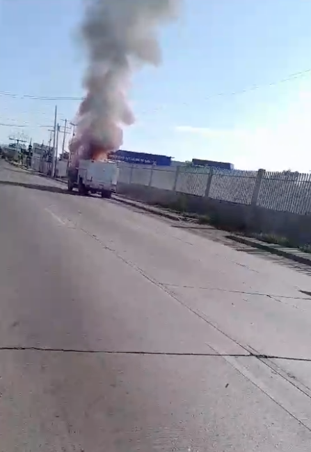 $!Se incendia camión con diésel cerca del Hospital de la Mujer, en Culiacán