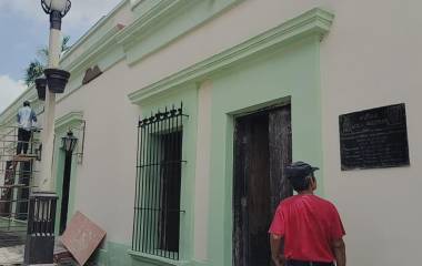 La fachada del Museo Lola Beltrán pasó de los colores beige y tinto a un verde pistache.