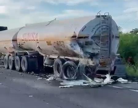 $!Choque de dos tráileres deja dos personas muertas y derrame de diésel en la autopista Mazatlán-Culiacán