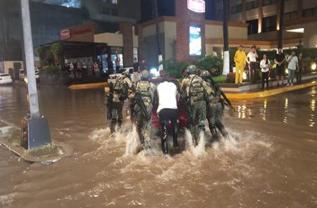 $!Traslada Ejército a 162 personas tras lluvias en Mazatlán