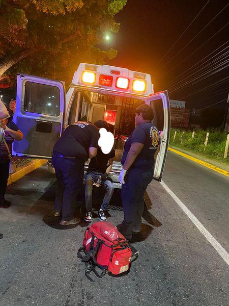 $!Choca motociclista contra camioneta y resulta lesionado, en Mazatlán