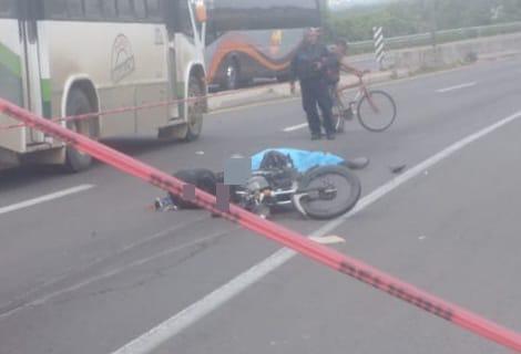 $!Motociclista muere al derrapar en la Internacional al sur de Mazatlán