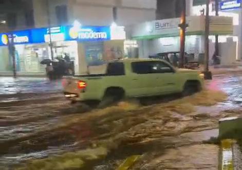 $!Automovilistas no respetan zonas inundadas, se meten y quedan varados, alerta Bomberos Voluntarios