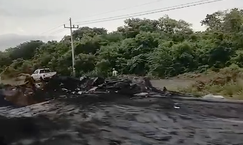 Accidente registrado en la autopista Mazatlán-Culiacán.