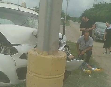 El auto chocó contra un poste en la avenida Óscar Pérez Escobosa.