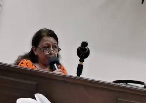 La directora del Immujer en Mazatlán, Emma Rodríguez Choreño, interrumpe una conferencia para negar la existencia de la identidad LGBT.