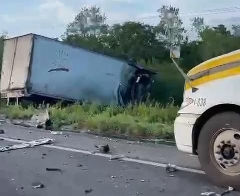 $!Choque de dos tráileres deja dos personas muertas y derrame de diésel en la autopista Mazatlán-Culiacán