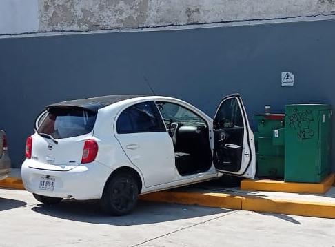 $!Choque entre dos vehículos deja un lesionado en Mazatlán