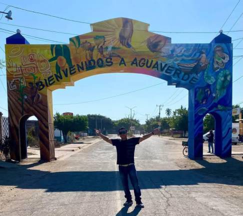 Sergio Ramírez ve culminado su mural en Agua Verde.