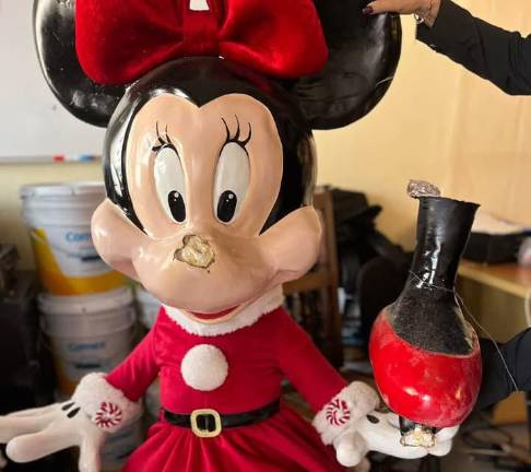 La muñeca de Minnie Mouse resultó vandalizada.