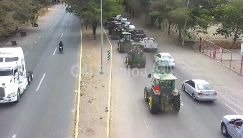 Marcha de tractores hacia Culiacán para exigir mejores precios para el maíz y trigo.