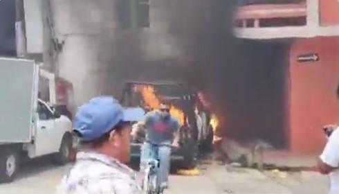 En el municipio de Zacualtipán, Hidalgo, protesta de habitantes termina con una patrulla incendiada y la casa del Alcalde destrozada.