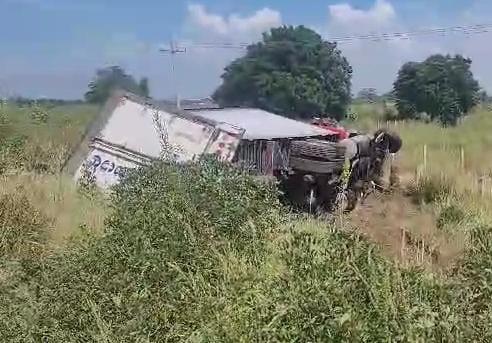 $!Tráiler vuelca en la Autopista Mazatlán-Culiacán, a la altura de La Cruz de Elota