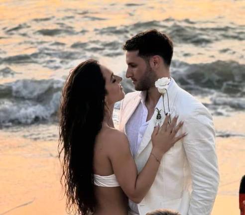Fernanda Serrano y Santiago Giménez se casan en la playa.