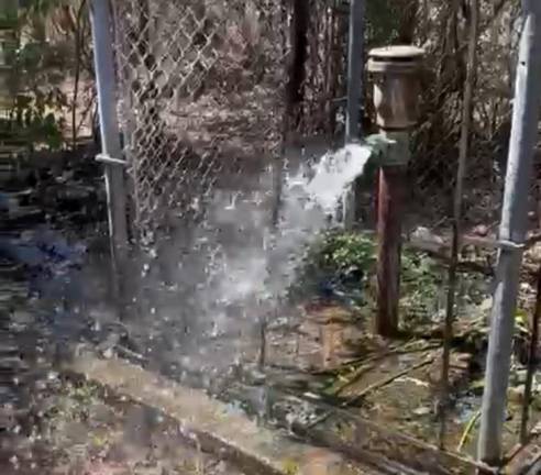 Ante la escasez de agua en el municipio, resulta “un pecado” el desperdicio de la misma, señalan habitantes.