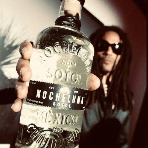 $!Nocheluna, es el destilado que el cantante vino a promover.