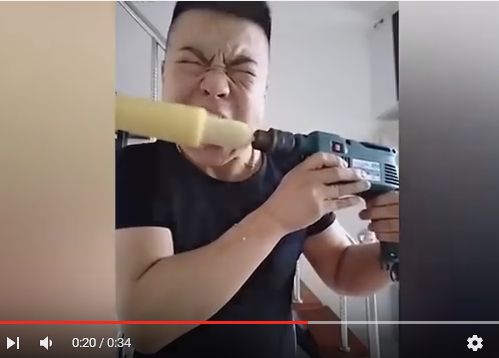 Joven chino se come un elote en menos de 10 segundos con ayuda de un taladro  (VIDEO)