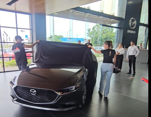 Marco Verde y su madre develan el auto regalado por Mazda.