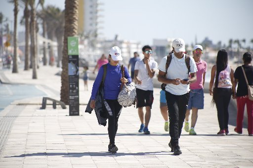 Inician turistas fiesta maratónica en Mazatlán