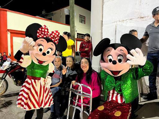 $!Familias rosarenses disfrutan desfile de las luces, gala navideña y encendido del árbol, pese a llovizna