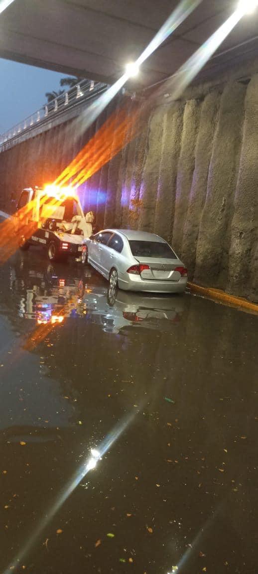 $!Deja lluvia en Culiacán daños en vehículos, árboles caídos y encharcamientos