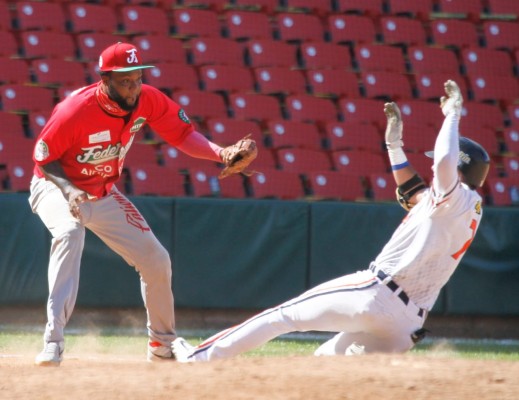 El último out del primer juego fue Herlis Rodriguez, de Venezuela, tras ser puesto fuera en tercera base.