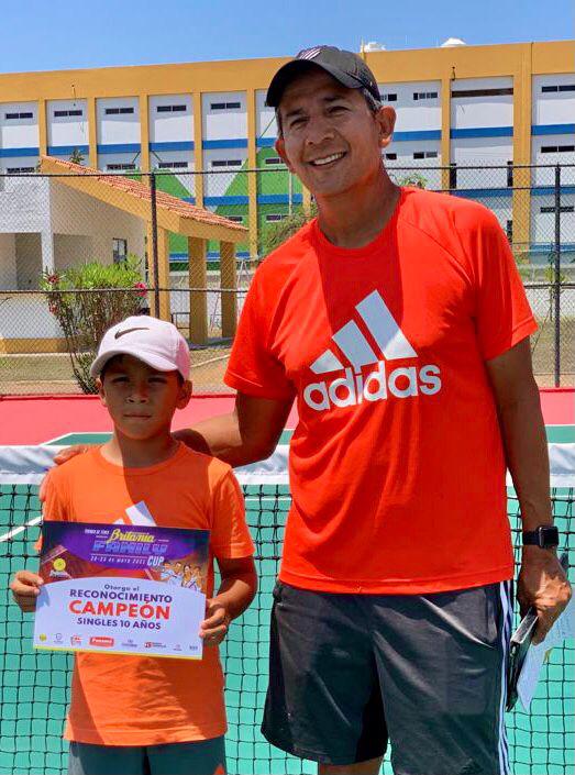 $!El campeón en Singles 10 años, Édgar Moreno junto al entrenador Guadalupe Domínguez.