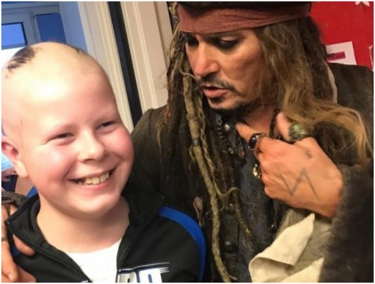 Johnny Depp durante la visita a niños en un hospital de París.