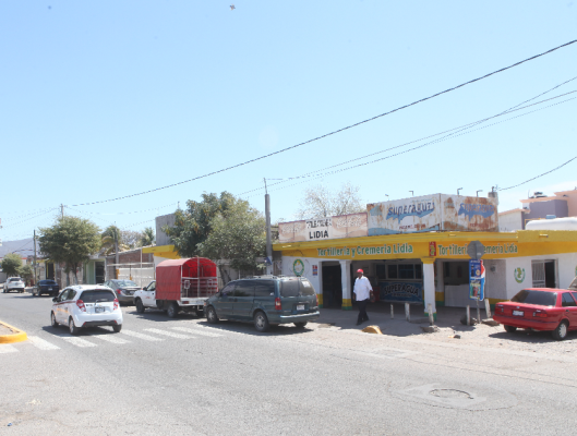 Frente a todos, policías entregaron a detenidos