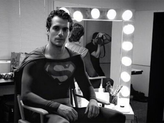 Usa Henry Cavill traje original de 'Superman'