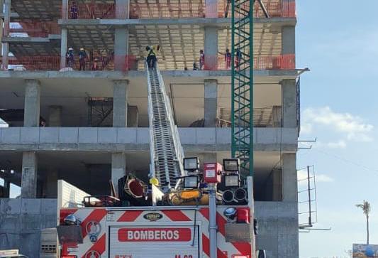 $!Obrero sobrevive tras caer del octavo al tercer nivel de una torre en Mazatlán