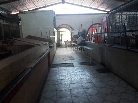 Divide remodelación del mercado Miguel Hidalgo a locatarios, en Escuinapa