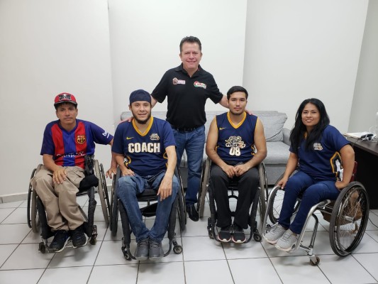 Integrantes del equipo Chuekos junto a Carlos Lara.