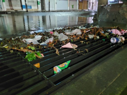 Llueve y la basura sale a flote en Culiacán