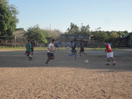 El equipo de futbol entrena para la justa regional donde confía en tener una buena participación.