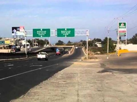 Cerrada Autopista Villa Unión- Tepic por daños del huracán Willa