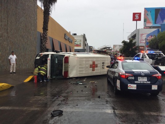 Vuelca ambulancia tras choque, en Culiacán