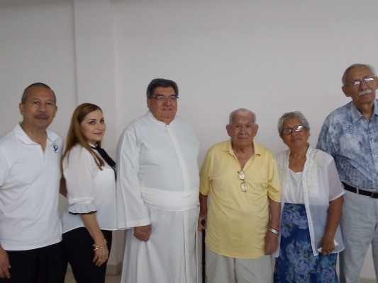 El presbítero Manuel Carrasco Salazar, junto a los organizadores del Congreso Diocesano.