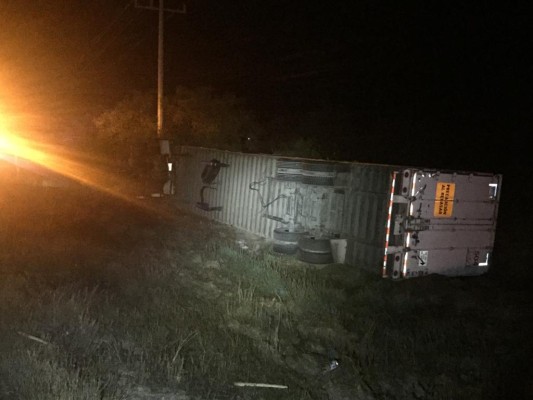 Trailero pierde la vida al volcar en la Autopista Mazatlán-Culiacán