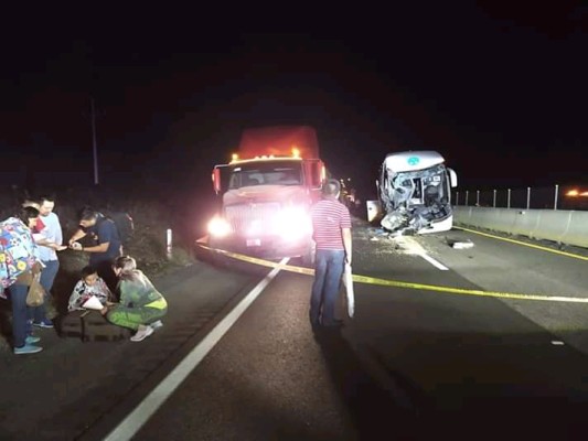 Conductor de autobús pierde la vida al chocar contra tráiler en la Autopista Mazatlán-Culiacán