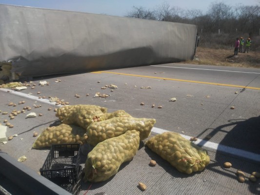 Tráiler cargado de papas vuelca y obliga a cerrar la Autopista Villa Unión-Tepic